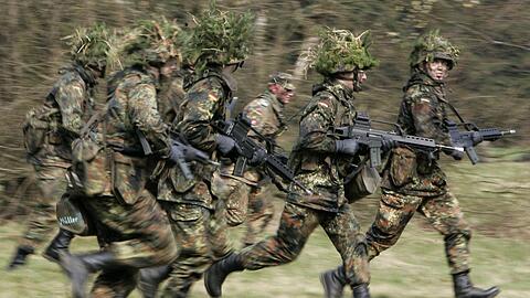 Mit dem Wehrdienstgesetz erhofft sich die Regierung mehr Klarheit darüber, wie viele junge Menschen für die Truppe in Frage kämen, und auch mehr Freiwillige.