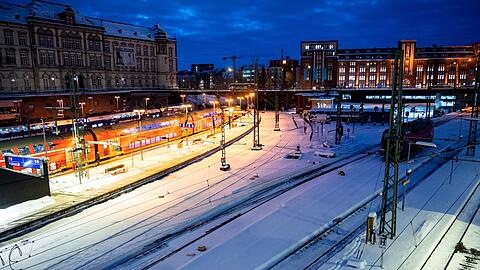 Der Bahnverkehr war im Norden noch weitgehend eingeschr&auml;nkt.