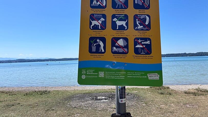 Das Erholungsgelände Ambach in Münsing ist ein beliebter Ort zum Baden. Seit dieser Saison gelten dort einige neue Regeln – daran sollen auch die am Ufer aufgestellten Schilder erinnern. Das Erholungsgelände Ambach in Münsing ist ein beliebter Ort zum Baden. Seit dieser Saison gelten dort einige neue Regeln – daran sollen auch die am Ufer aufgestellten Schilder erinnern.
