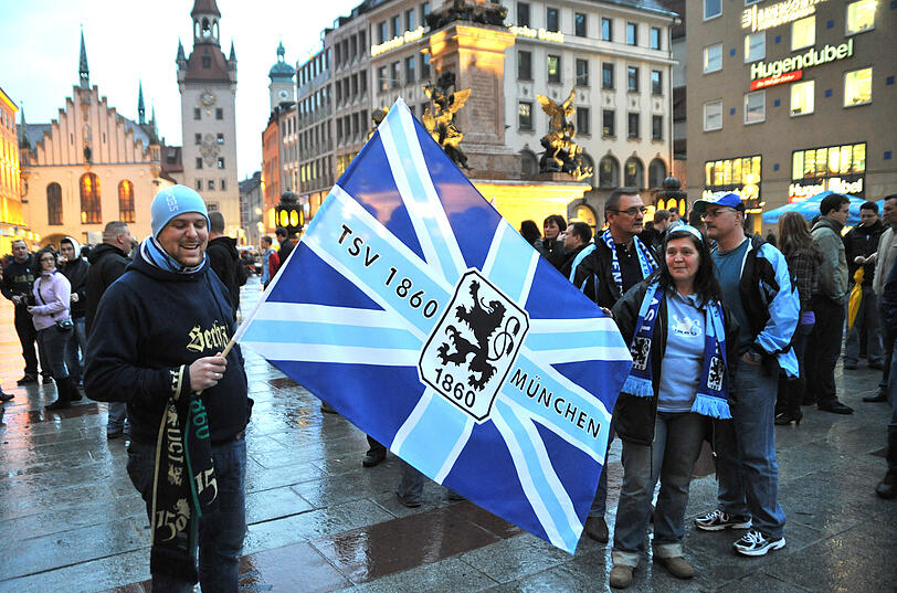 Rund 150 Löwen-Fans sind am Samstagabend für die Rettung des TSV 1860 München auf die Straße gegangen. Die Bilder von der Demo am Marienplatz.