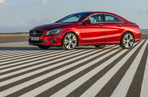 Gerade in der Seitenansicht ist die Verwandtschaft des Mercedes CLA zum großen Bruder CLS deutlich zu erkennen. Anders ausgedrückt: Er wirkt sehr elegant.