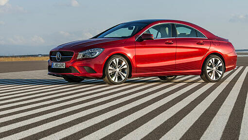 Gerade in der Seitenansicht ist die Verwandtschaft des Mercedes CLA zum großen Bruder CLS deutlich zu erkennen. Anders ausgedrückt: Er wirkt sehr elegant. Gerade in der Seitenansicht ist die Verwandtschaft des Mercedes CLA zum großen Bruder CLS deutlich zu erkennen. Anders ausgedrückt: Er wirkt sehr elegant.
