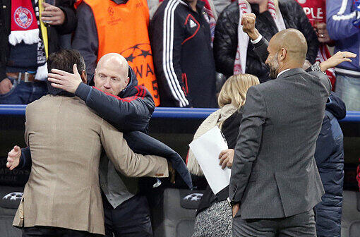 Sportvorstand Matthias Sammer jubelt mit Co-Trainer Domenec Torrent und  Chef-Trainer Pep Guardiola