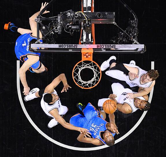 Vogelperspektive: Szene unter dem Korb beim NBA-Spiel zwischen den San Antonio Spurs und den Oklahoma City Thunder.