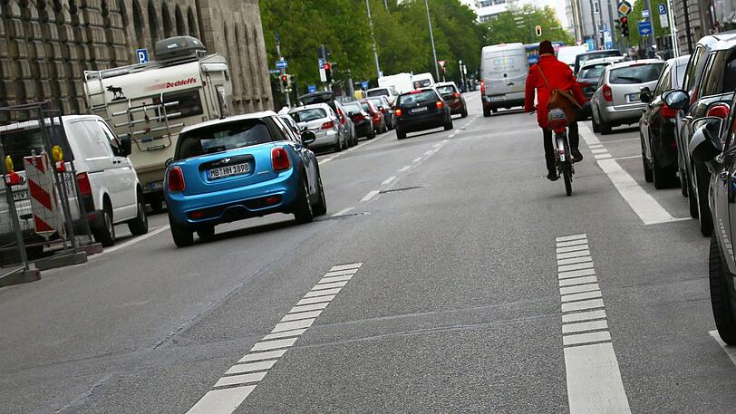 Wo eben noch ein Radweg war, ist plötzlich nur noch Straße: eine Radlerin auf der Gabelsbergerstraße.