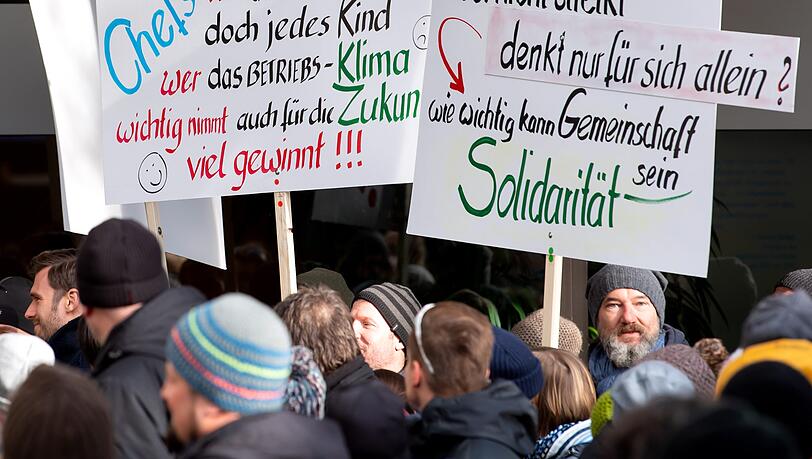 Beim 48-Stunden-Warnstreik halten die Teilnehmer Plakate mit der Aufschrift "Wer nicht streikt denkt nur für sich allein? Wie wichtig kann Gemeinschaft sein - Solidarität" in die Höhe. Beim 48-Stunden-Warnstreik halten die Teilnehmer Plakate mit der Aufschrift "Wer nicht streikt denkt nur für sich allein? Wie wichtig kann Gemeinschaft sein - Solidarität" in die Höhe.