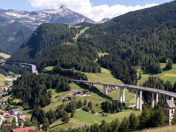 Autos und LKW fahren über den Brenner (Autobahn A13).