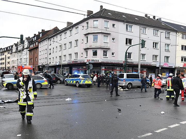 An der belebten Kreuzung hatten sich zahlreiche Passanten bereits um die Menschen gekümmert, ehe Notärzte und Sanitäter die Versorgung übernahmen.