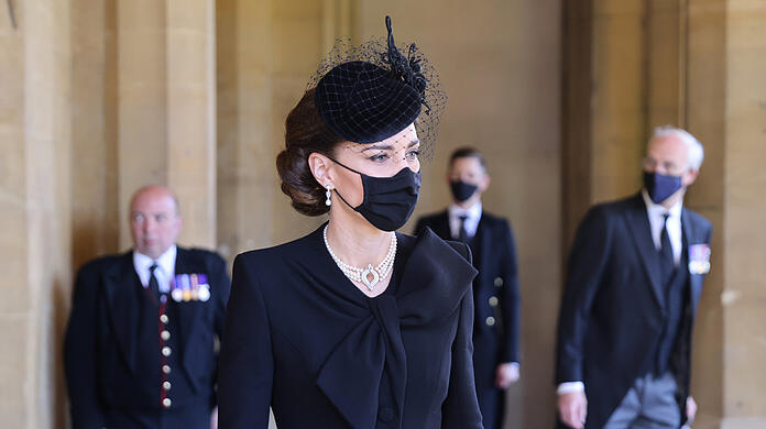 Herzogin Kate vor der St.-George's-Kapelle auf Schloss Windsor.