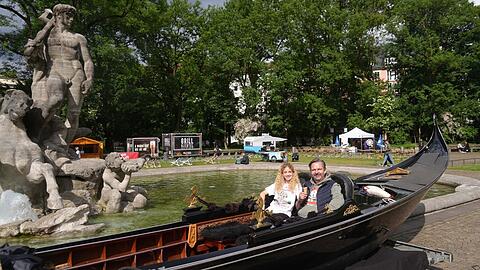 Wirt Chris Lehner (hier mit Mitarbeiterin Olivia) hat zur Eröffnung seines Pop-up-Biergartens am Neptunbrunnen eine Gondel ausgeliehen.