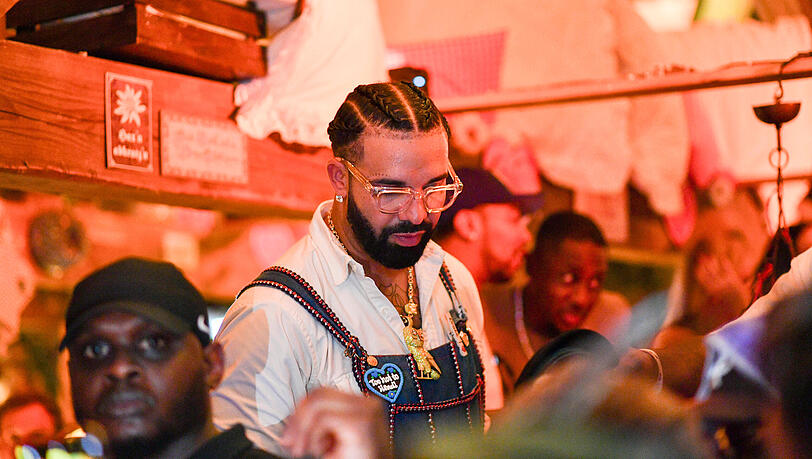 Hoher Wiesn-Besuch: Rapper Drake wurde im Schützenzelt und in Käfers Wiesn-Schänke beim Feiern gesichtet.