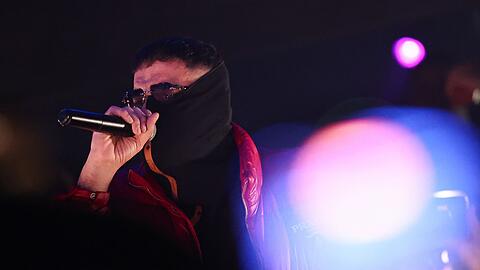 Der Rapper zeigte sich beim Auftritt in Gie&szlig;en erneut verh&uuml;llt.
