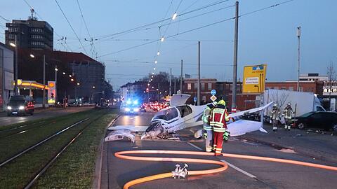 Das Flugzeug sei mitten auf der Fahrbahn zum Stehen gekommen, sagte eine Polizeisprecherin.