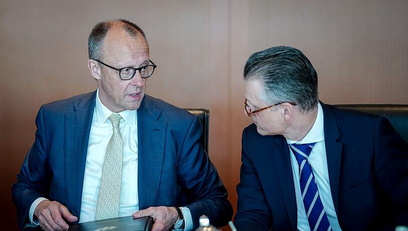 Bundeskanzler Friedrich Merz (CDU) und sein Kanzleramtschef Thorsten Frei (CDU). Würde Frei an die Spitze der Unionsfraktion wechseln, müsste seine einflussreiche Stelle im Kanzleramt neu besetzt werden. (Archivbild) Bundeskanzler Friedrich Merz (CDU) und sein Kanzleramtschef Thorsten Frei (CDU). Würde Frei an die Spitze der Unionsfraktion wechseln, müsste seine einflussreiche Stelle im Kanzleramt neu besetzt werden. (Archivbild)