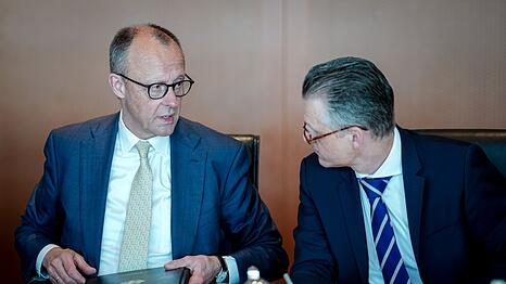 Bundeskanzler Friedrich Merz (CDU) und sein Kanzleramtschef Thorsten Frei (CDU). W&uuml;rde Frei an die Spitze der Unionsfraktion wechseln, m&uuml;sste seine einflussreiche Stelle im Kanzleramt neu besetzt werden. (Archivbild)