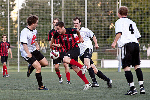 Angriff ist die beste Verteidigung. Der &bdquo;Black Rebel Motor Soccer Club&ldquo; beim Sturm aufs gegnerische Tor