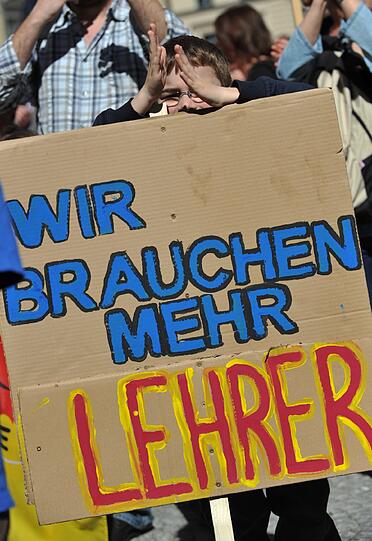 "Mehr Geld für Bildung": Bei strahlendem Sonnenschein demonstrierten Eltern auf dem Odeonsplatz für ihre Kinder.