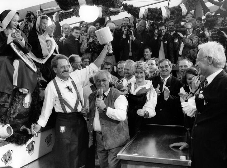 19954: Da klatscht auch der damalige Ministerpräsident Edmund Stoiber (CSU). Christian Ude braucht 1995 wieder vier Schläge &ndash; wie im Vorjahr. Foto: SZ Photo/Karl-Heinz Egginger