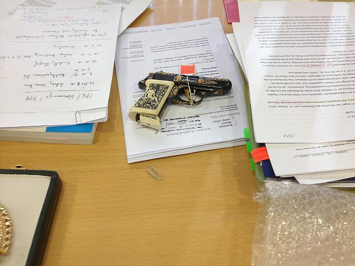 Corpus delicti: Walther PPK mit Elfenbein-Verzierung.