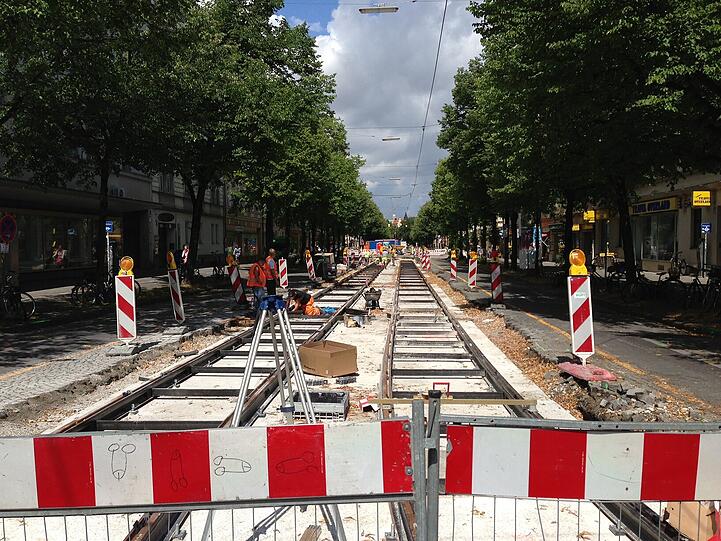 Aufgerissen: Die Trambahngleise werden in Haidhausen derzeit saniert. So sieht's vom Orleansplatz bis zur Wörthstraße aus.