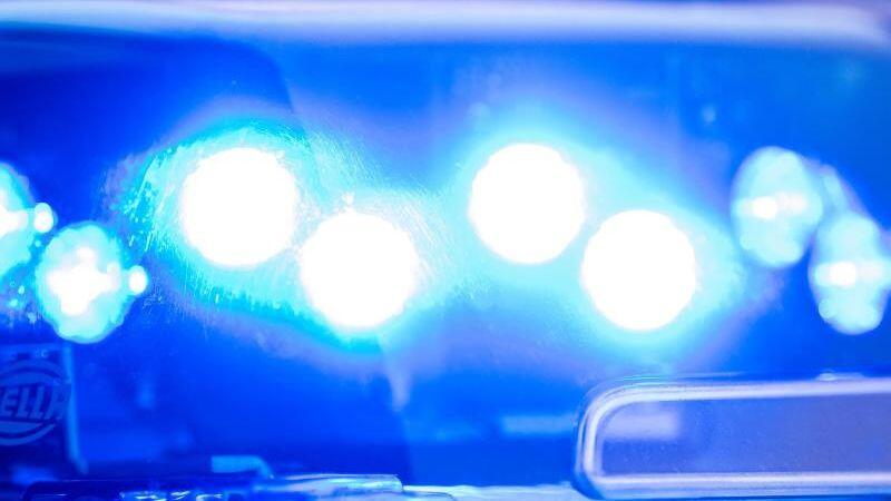Ein Blaulicht leuchtet an einer Polizeistreife. Foto: Lino Mirgeler/dpa