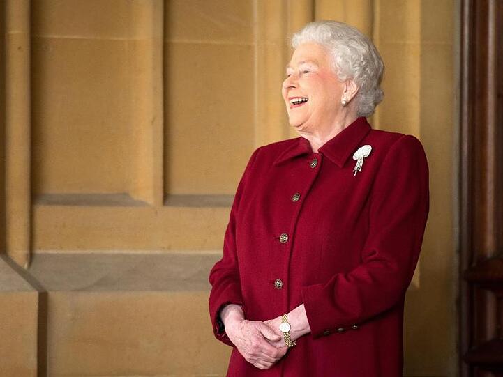 Die britische Königin Elizabeth II. lacht (2014).