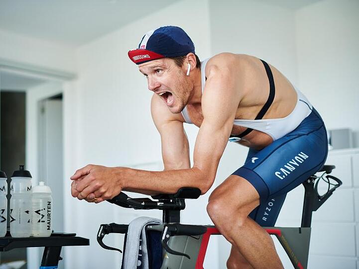 Auf dem Rollentrainer will Jan Frodeno 180 Kilometer fahren.