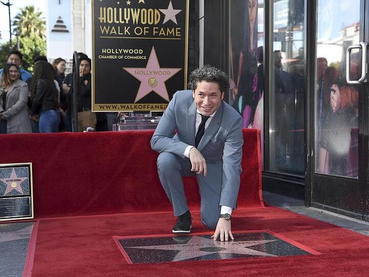 Dirigent Gustavo Dudamel bewundert seinen Stern auf dem Hollywood Walk of Fame.