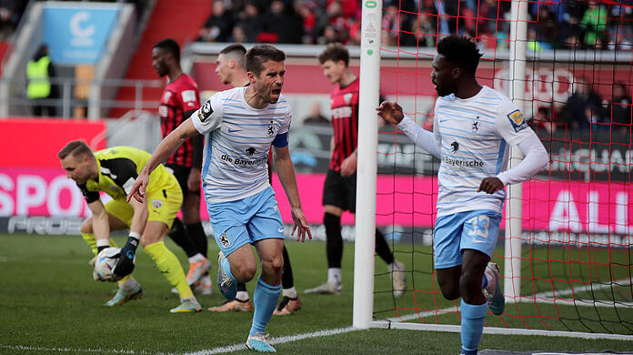 Torjäger und Matchwinner Stefan Lex (hier mit Mittelfeldspieler Joseph Boyamba).