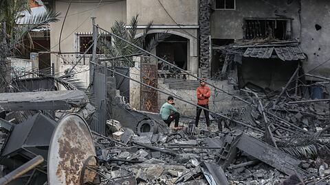 Nach israelischen Angriffen: Palästinenser inmitten der Trümmer eines zerstörten Hauses nördlich von Gaza-Stadt.