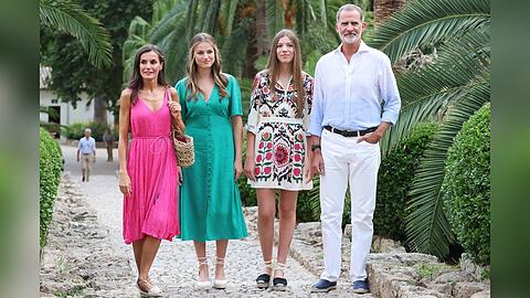 Königin Letizia, Prinzessin Leonor, Prinzessin Sofia und König Felipe (v.l.) in den Gärten von Alfabia auf Mallorca.