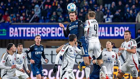 Die Entscheidung: Paderborns Calvin Brackelmann (M) trifft mit dem Kopf zum 3:2.