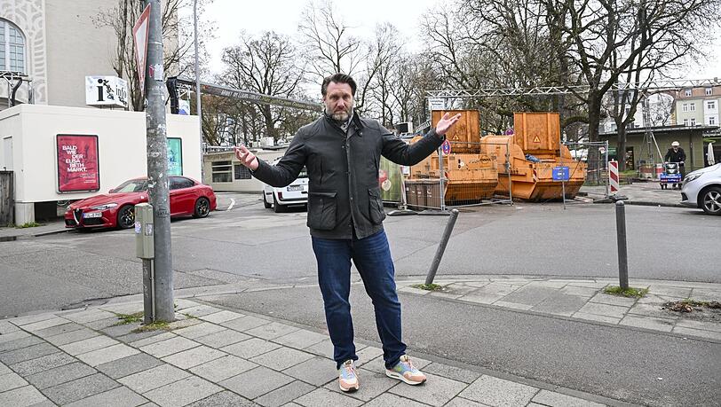Der Schwabinger Oliver Scholl ärgert sich, dass die Arcisstraße entlang des Elisabethmarkts weiter für Autos gesperrt bleiben soll. Weil der Ausweichverkehr im Wohnviertel viel Stau und Abgase verursacht.