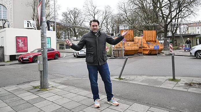 Der Schwabinger Oliver Scholl ärgert sich, dass die Arcisstraße entlang des Elisabethmarkts weiter für Autos gesperrt bleiben soll. Weil der Ausweichverkehr im Wohnviertel viel Stau und Abgase verursacht.