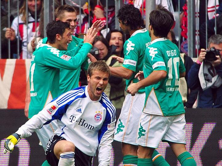 Einer ist gefrustet, die anderen feiern: Michael Rensing während des 2:5 im Hinspiel gegen Werder Bremen in der Allinanz Arena.