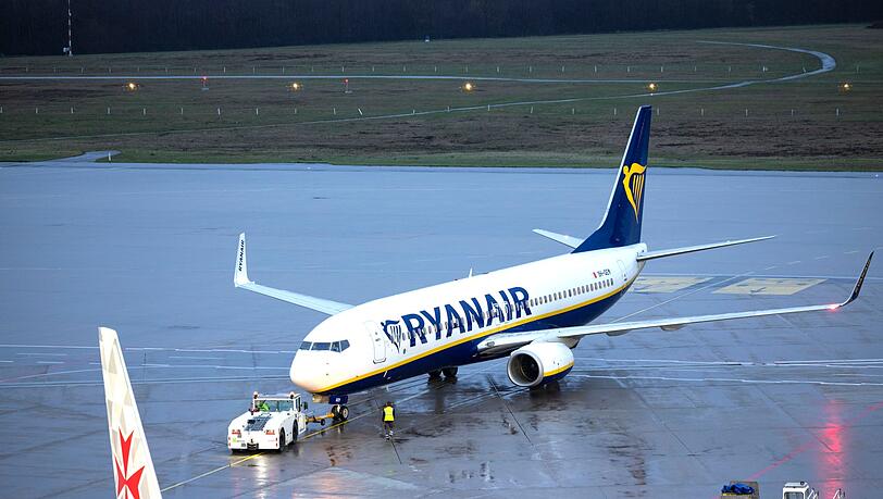 Ein Mann, der während eines Fluges randalierte, muss zehn Monate in Haft. (Archivbild) Ein Mann, der während eines Fluges randalierte, muss zehn Monate in Haft. (Archivbild)
