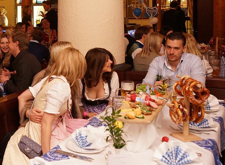 Wiesn-Halbzeit: Immer wenn es noch knapp ein halbes Jahr bis zum Oktoberfest ist, feiern die Münchner im Franziskaner. Die Bilder vom sexy Wiesn-Warm-up.