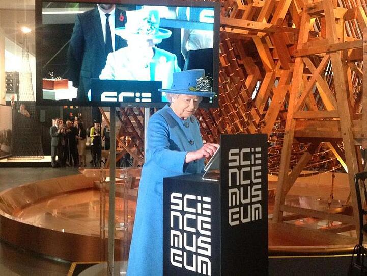 Queen Elizabeth II. beim Versenden ihres ersten Tweets
