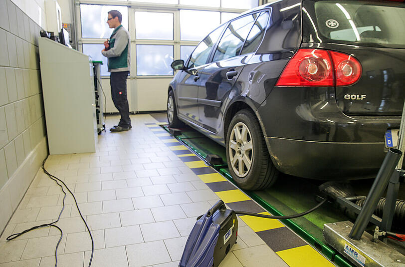 Abgasuntersuchung an einem VW-Golf mit Dieselmotor.