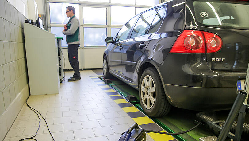 Abgasuntersuchung an einem VW-Golf mit Dieselmotor. Abgasuntersuchung an einem VW-Golf mit Dieselmotor.