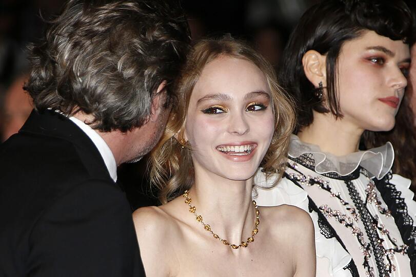 Schauspielerin Lily Rose Depp amüsiert sich köstlich.