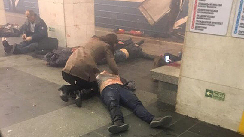 Bei dem Anschlag starben am Montagnachmittag mindestens zehn Menschen, Dutzende wurden verletzt. Den Angaben nach explodierte ein Sprengsatz in einem Zug auf der Fahrt zwischen zwei Stationen im Zentrum.