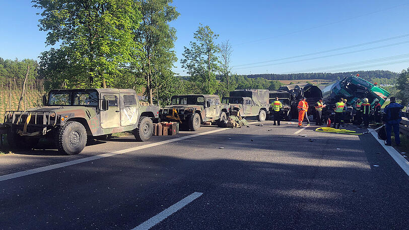 Auf der A93 sind ein Truck der US Army und ein Gefahrguttransporter aus Österreich kollidiert. Die ersten Bilder von der Unfallstelle.