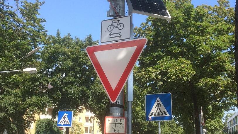 In der Dantestraße: Neue Schilder weisen Autofahrer darauf hin, dass hier nun auch Radfahrer queren &ndash; und Vorfahrt haben!