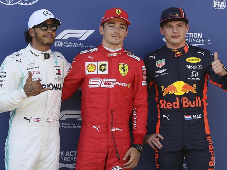 Startet erstmals in seiner Karriere von der Pole Position vor Lewis Hamilton (l) und Max Verstappen (r): Charles Leclerc.