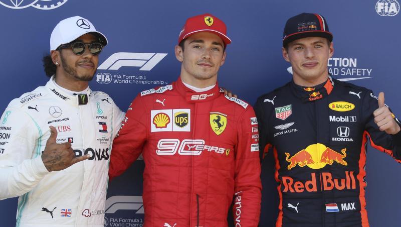 Startet erstmals in seiner Karriere von der Pole Position vor Lewis Hamilton (l) und Max Verstappen (r): Charles Leclerc. Startet erstmals in seiner Karriere von der Pole Position vor Lewis Hamilton (l) und Max Verstappen (r): Charles Leclerc.