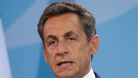 Wegen illegaler Wahlkampffinanzierung ist Nicolas Sarkozy zu einer Haftstrafe verurteilt worde, die er als elektronisch überwachten Hausarrest mit einer Fußfessel verbüßen kann.
