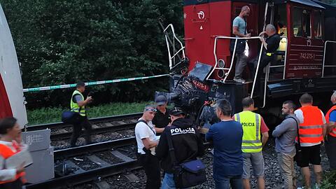 Polizisten stehen am Ort des Zugunglücks. Beim Zusammenstoß eines Personenzuges mit einer Lokomotive sind in der Slowakei viele Menschen verletzt worden.