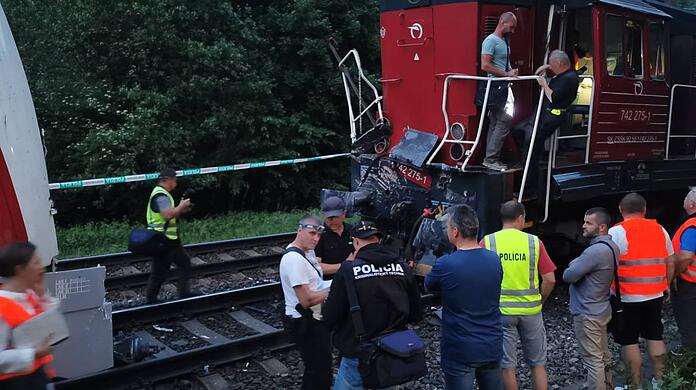 Polizisten stehen am Ort des Zugunglücks. Beim Zusammenstoß eines Personenzuges mit einer Lokomotive sind in der Slowakei viele Menschen verletzt worden.