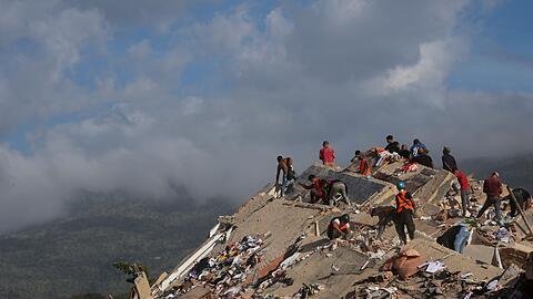 Einsatzkr&auml;fte aus Venezuela und zahlreichen anderen Staaten suchen nach den Erdbeben in Venezuela weiter nach Versch&uuml;tteten.